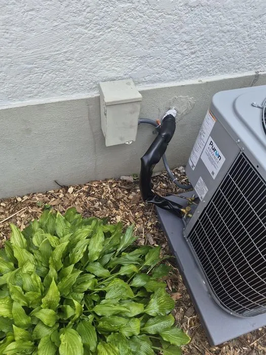 Outdoor air conditioner and wall-mounted disconnect box